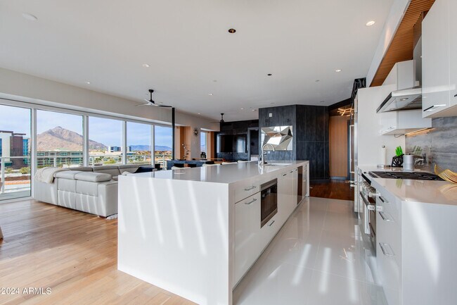 Foto del edificio - 4422 N 75th St