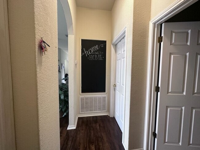Foto del edificio - Beautiful & Well-Maintained 3 Bedroom, 2 B...