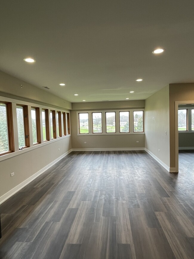Building Photo - 400 E Hillcrest Dr