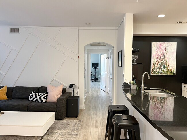 Foto del edificio - 5037 Rosewood Ave