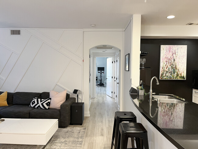 Building Photo - 5037 Rosewood Ave