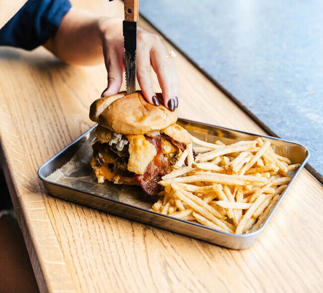 Restaurante y bar sureño - The BLVD at Hays