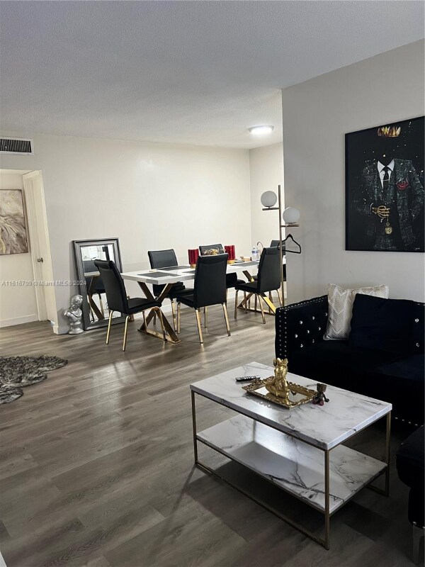 Foto del edificio - 1100 NE 1st Ct