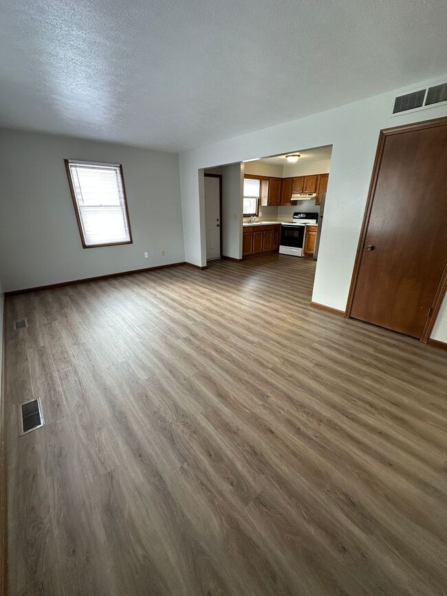 Building Photo - 413 S Harkless Dr