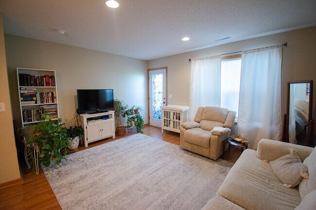 Foto del edificio - Stewartville Townhome with Attached Garage