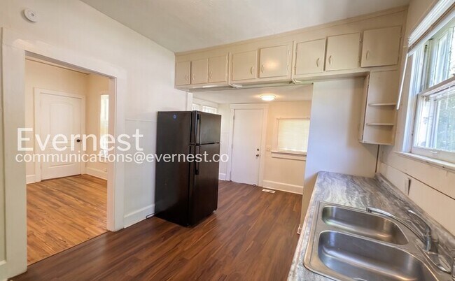 Building Photo - 3 Bed/2 Bath Home with Fenced Yard / Available Now!