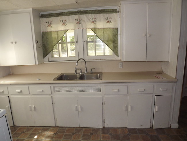 Building Photo - Cozy 1 Bedroom Home w/Fenced Yard