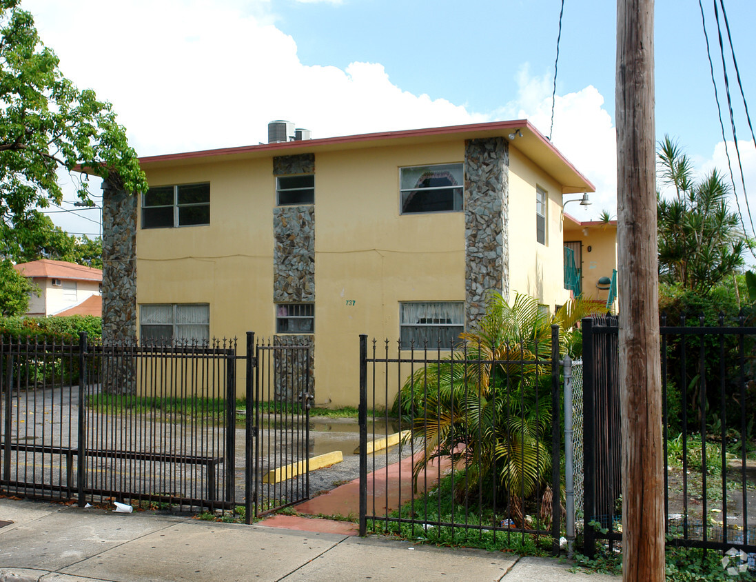 Foto principal - 737 NW 1st St