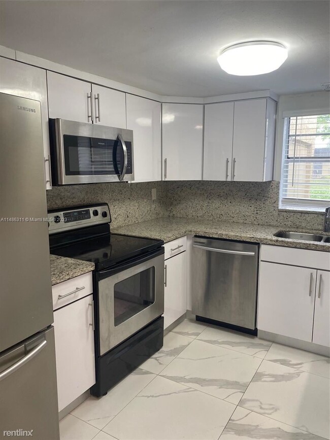Building Photo - 3 br, 2.5 bath Townhome - 3641 NW 95th Ter...