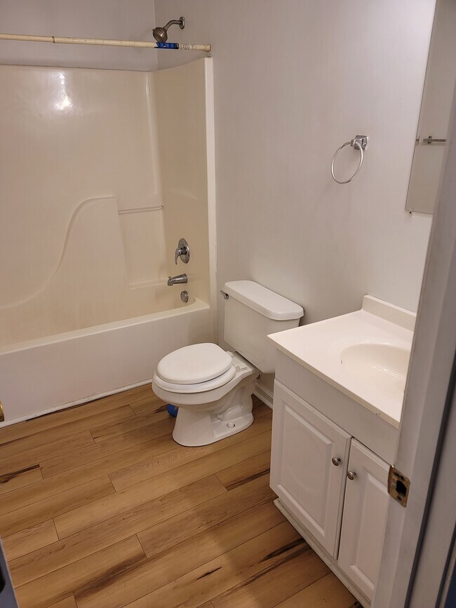 Foto del edificio - 346 Railroad Ave