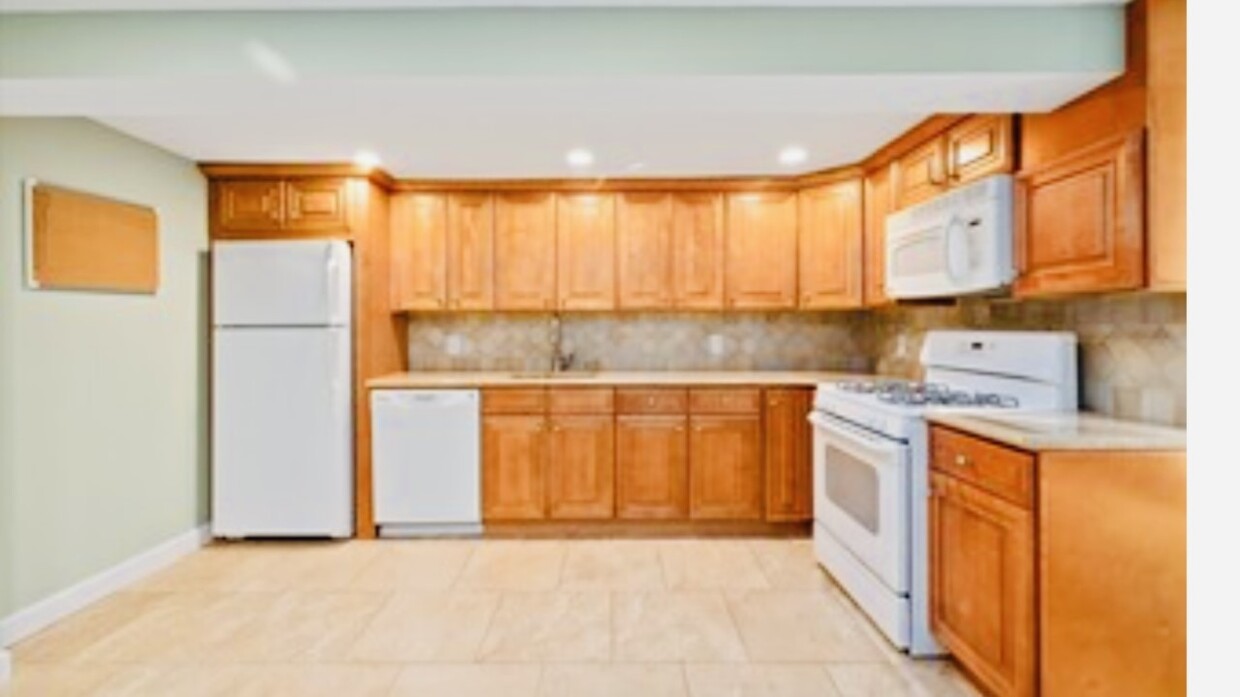 Very Large Kitchen with dishwasher, refrigerator, oven, and microwave over the oven - 11 Alderfield Ln