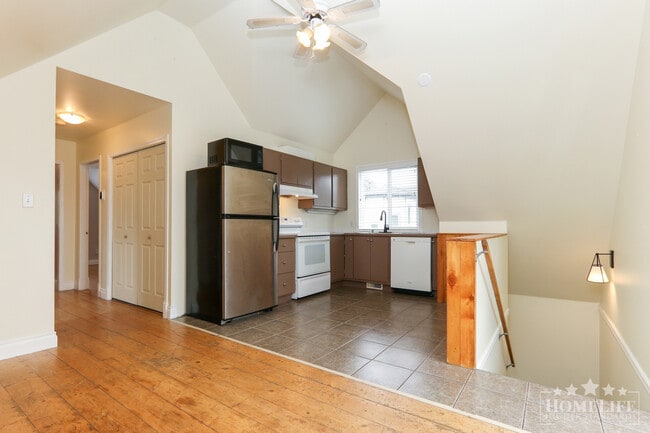 Photo du bâtiment - Charming 3-Bedroom Coach Home in Peaceful ...