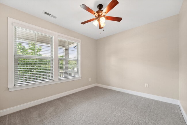 Building Photo - 1359 Town Home Dr