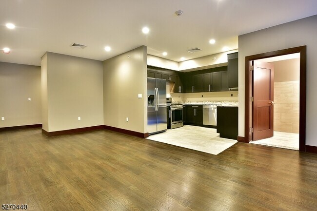 Foto del edificio - 8 Whitehall Rd
