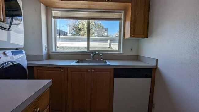 kitchen sink - 6038 SE Milwaukie Ave