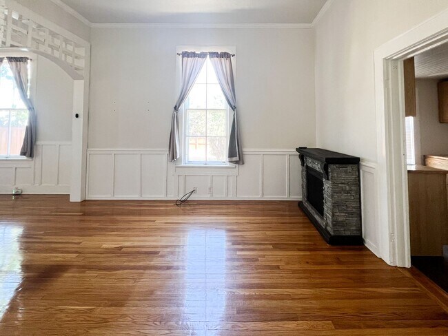 Building Photo - Beautiful 1000 Square Foot Home in The Hea...