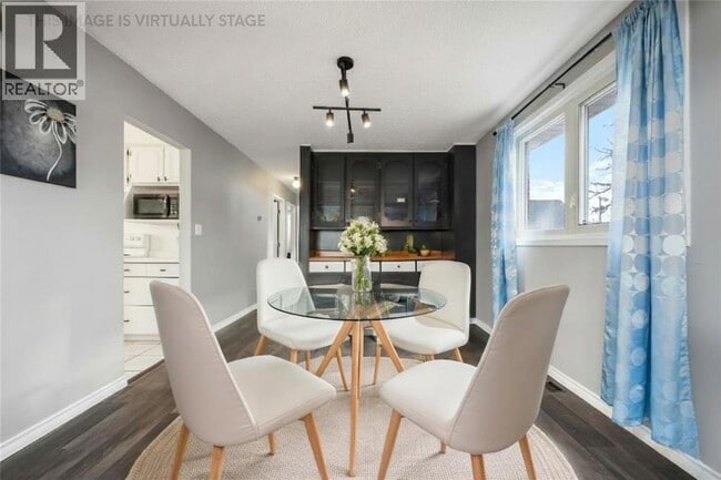 Building Photo - 204 Mitton St S