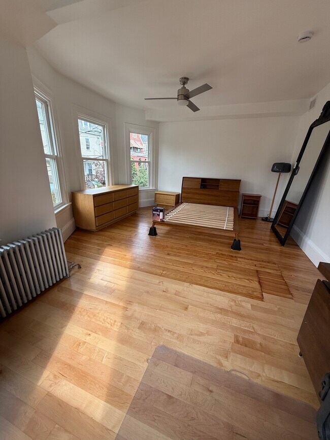 Building Photo - 96 Munroe St