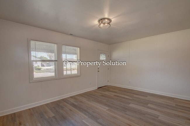 Building Photo - 825 E 14th Ave