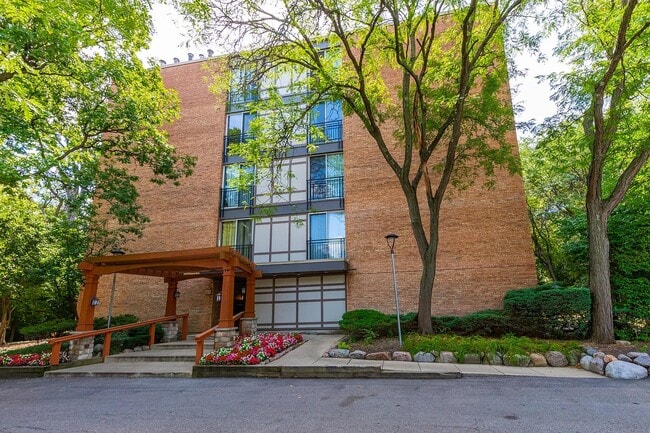 Building Photo - 5820 Oakwood Dr