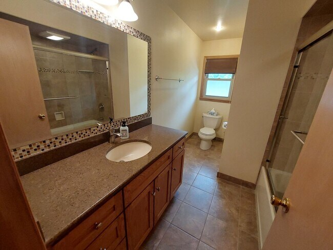 Foto del edificio - 3 Bedroom 1 1/2 bath brick ranch with 2 ca...