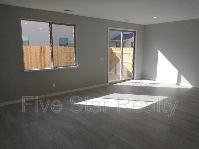 Foto del edificio - 5668 Cobbler Ln