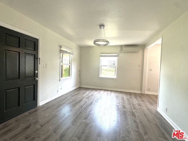 Foto del edificio - 5153 Overland Ave