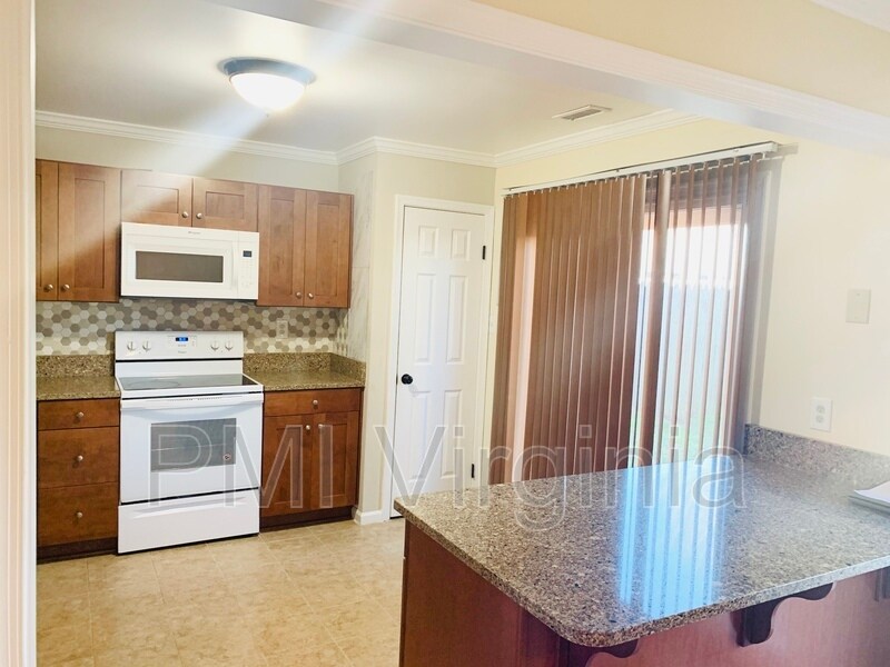 Primary Photo - 5489 Glenville Cir
