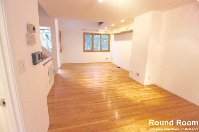 Building Photo - 17 Fresh Pond Pl