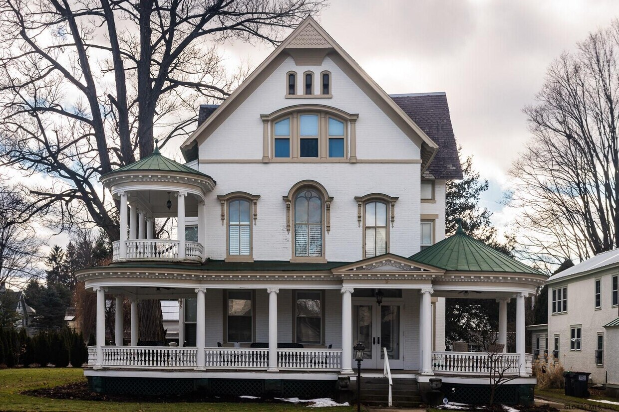 104 Union Ave, Saratoga Springs, NY 12866 Room for Rent in Saratoga