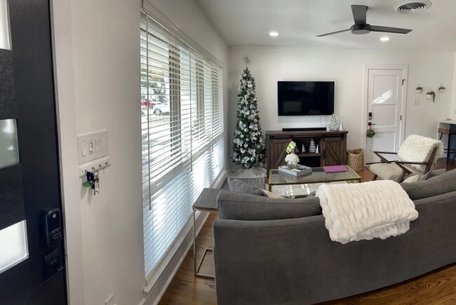 Photo - 2310 Hialeah Dr House