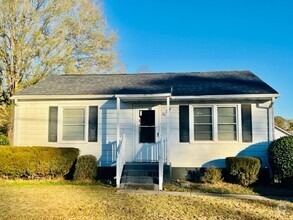 Building Photo - 711 Marlboro St