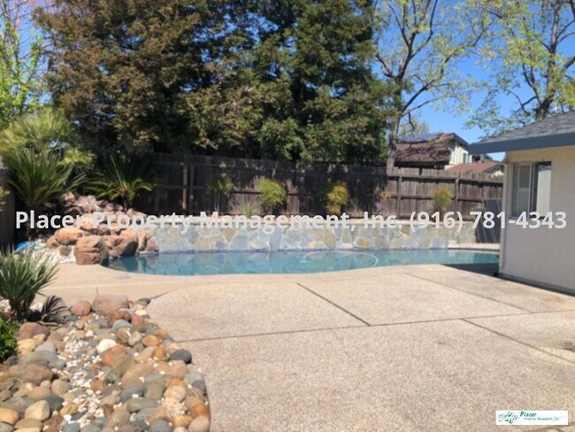 Building Photo - Move in ready, 3 bedroom plus den, 2 bath,...