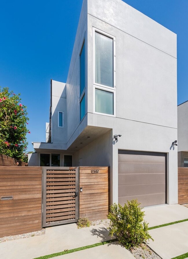 Building Photo - Stunning Custom Home in Del Rey