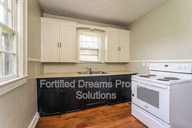 Building Photo - 2601 Stockton St