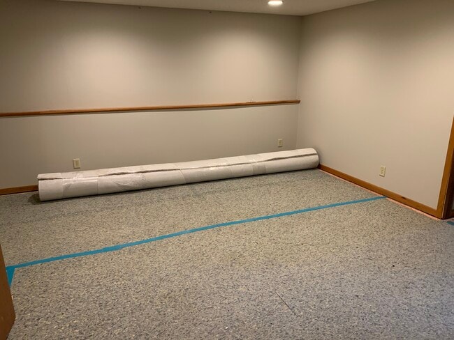Instalación de alfombra en sótano. - 2044 Bradley St