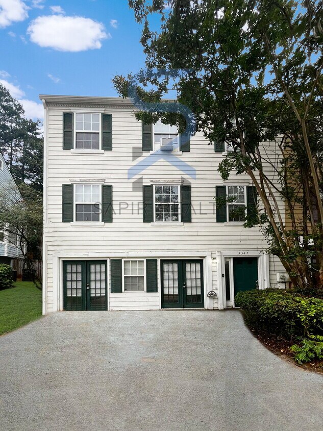 Foto principal - Spacious 4-Bedroom Haven with 3 Full Baths...