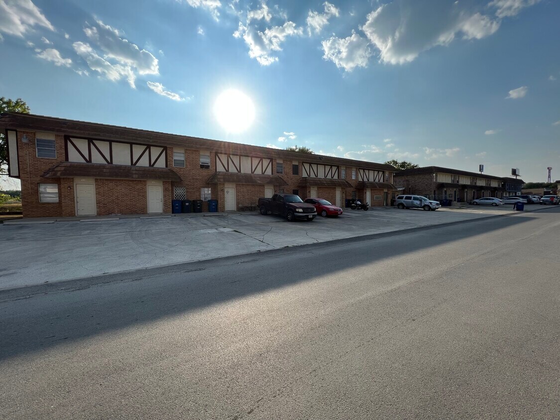 Primary Photo - 1082 Linde St