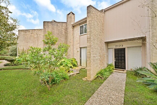 Building Photo - 2123 Lake Village Dr