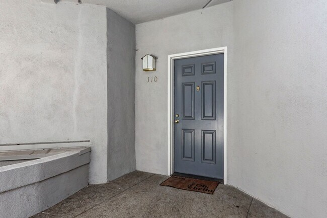 Foto del edificio - Large 2 Bed/2 Bath San Mateo condo near downtown with two parking spaces. YouTube Tour!!