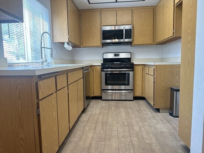 Building Photo - 2 Bedroom 1 Bath Home at the End of a Culd...