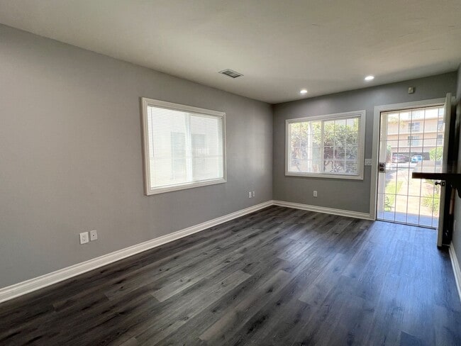 Building Photo - Stunning Remodeled 1-Bedroom Cottage w/Cen...