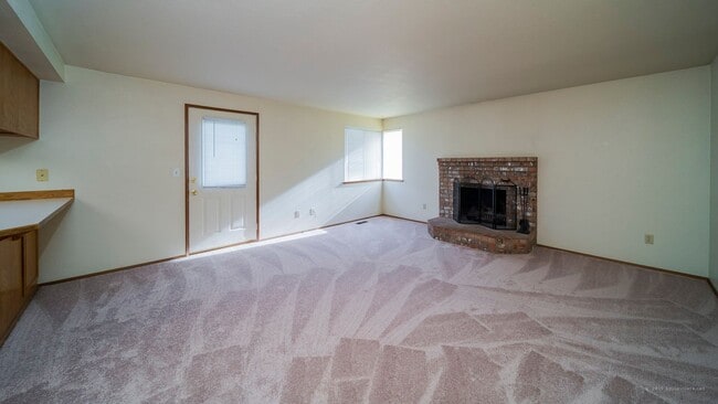 Building Photo - Spacious and move in ready 3 bed 2.5 bath ...