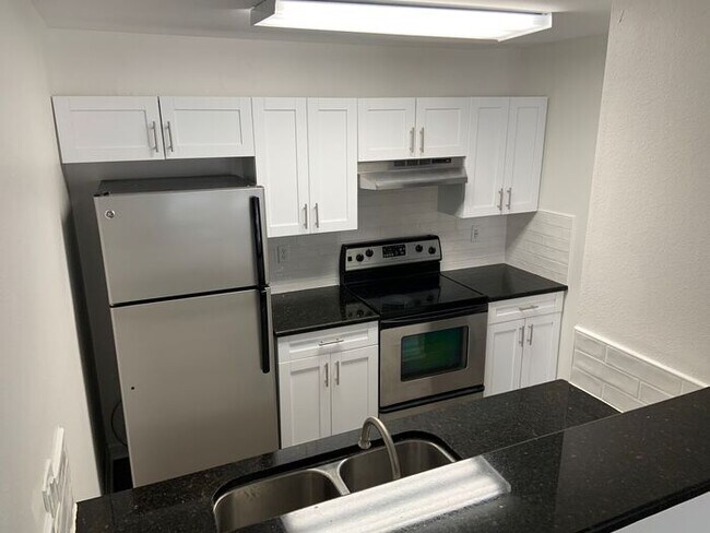 Foto del edificio - BEAUTIFUL 1/1 Condo Near Millenia Mall!