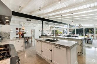 Building Photo - 270 Island Dr