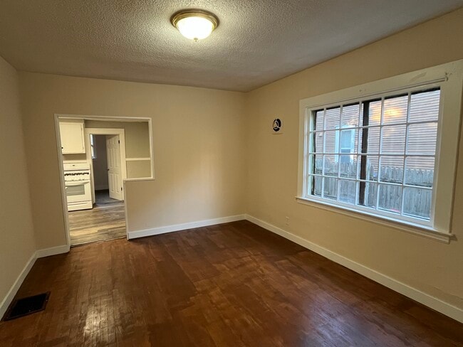 Foto del edificio - 749 Alpine Ave NW