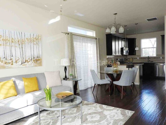 Foto del edificio - Central Park Town Home for Rent!