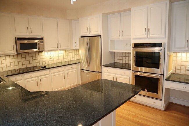 Building Photo - Gorgeous Large 4 level TH in the best Nort...