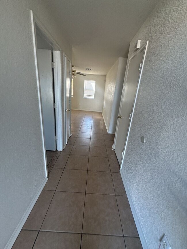 Foto del edificio - AVAILABLE NOW !