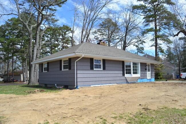 Building Photo - 6531 Lake Dr